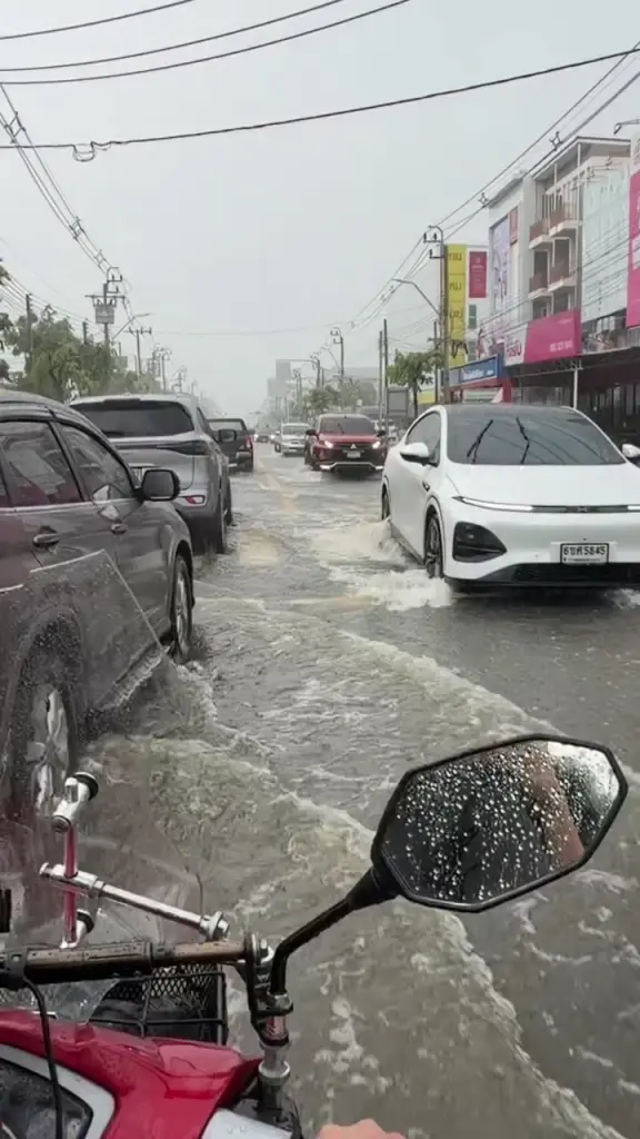 วิกฤตน้ำเหนือทะลักสายไหม "เคน ภูภูมิ" รุดตรวจร้านรับมือมวลน้ำ