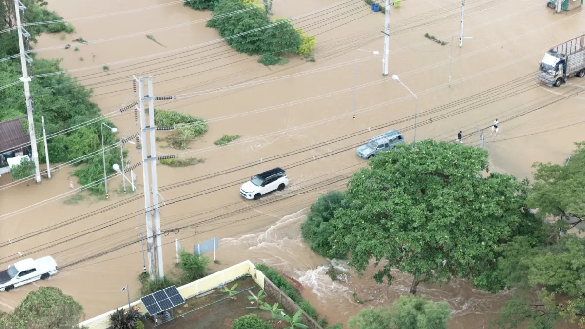เผยภาพมุมสูงเพชรบุรีอ่วม น้ำท่วมหนักวงกว้าง ถนนตัดขาด