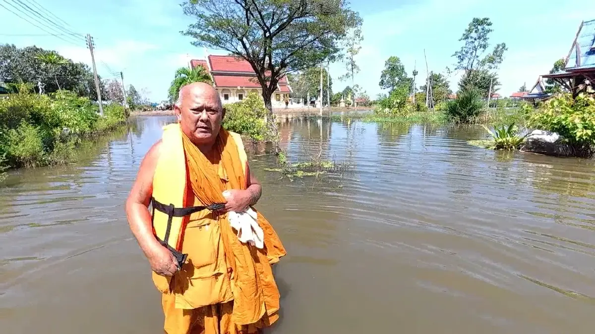 น้ำท่วมวัดบัวลิ้ม ตัดขาด! พระ 3 รูปติดเกาะ ขาดน้ำและอาหาร