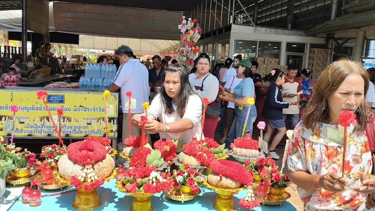 ปทุมธานี แก้บนท้าวเวสฯ จัดเต็ม ขายนบ้านได้ 2 ครั้งติด ปิดดีลล่าสุด 1.65 ล้าน พร้อมนำของมาแก้บน