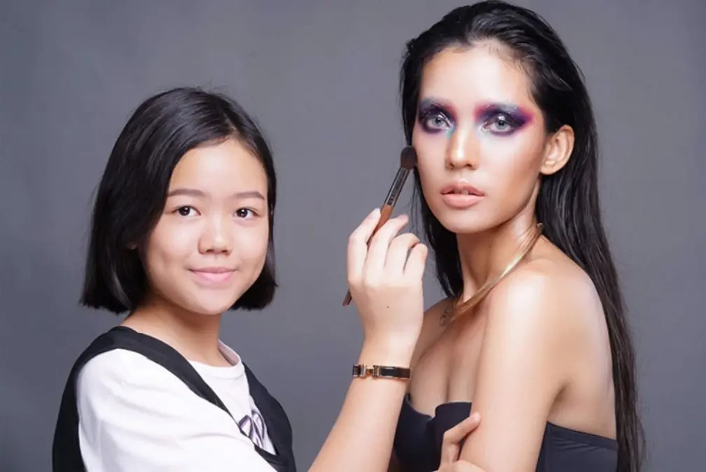 "น้องแพรพาเพลิน" หนูน้อยช่างแต่งหน้า โพสต์ภาพสำเร็จการศึกษา ม.6