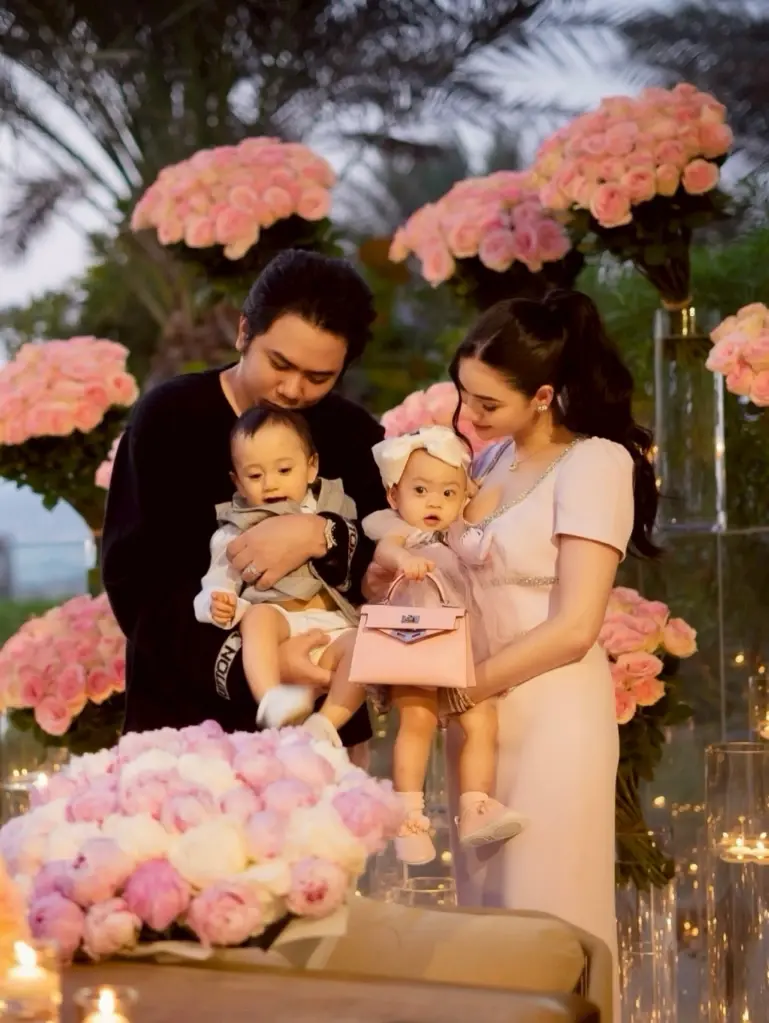 ต้อนรับสมาชิกใหม่! “แอคมี่ - นนนี่” เผยภาพแรกลูกคนที่ 3