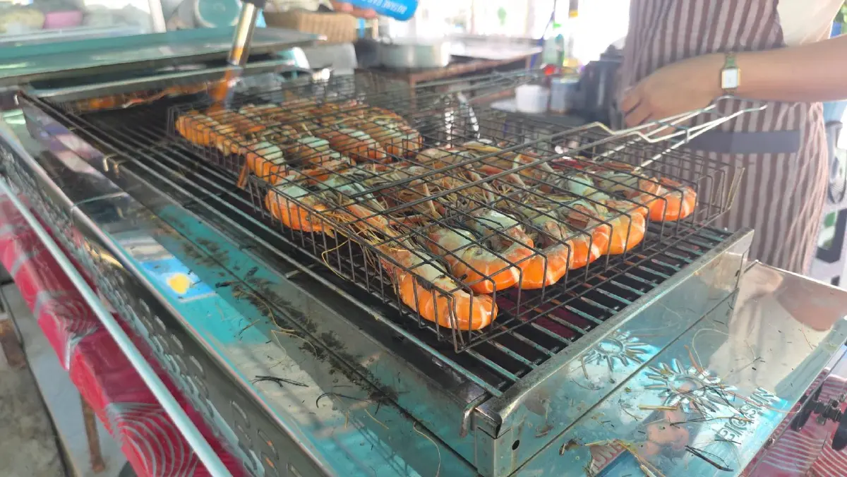 วิกฤตน้ำท่วมบ่อกุ้งพ่นพิษ ส่อกุ้งแม่น้ำขาดตลาดประชาชนแห่ซื้อตุน