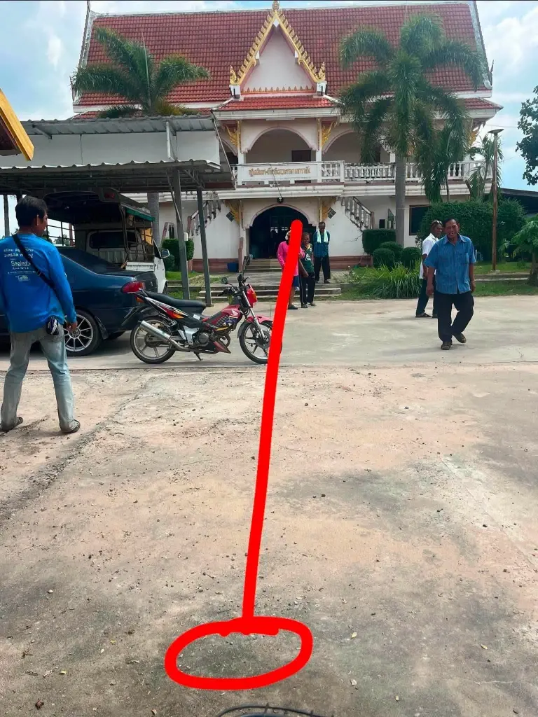 ส่องทะเบียนกระบะ จอดดับเครื่องไว้ จู่ๆ พุ่งขึ้นบันไดชนกุฏิพระ