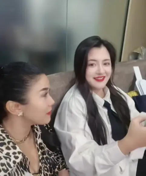 เปิดวาร์ป “น้องบีม” ลูกสาวแม่ภัทร ล่าสุดอยู่เคียงข้างแม่ไม่ห่าง