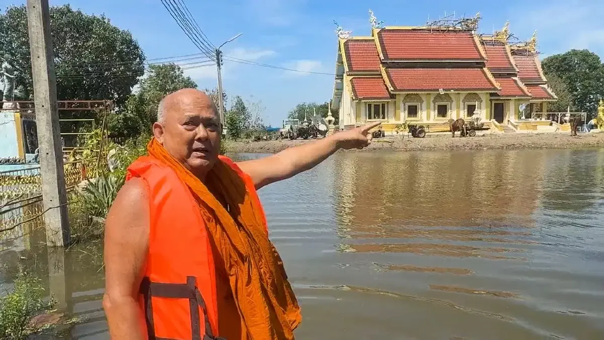 น้ำท่วมวัดบัวลิ้ม ตัดขาด! พระ 3 รูปติดเกาะ ขาดน้ำและอาหาร