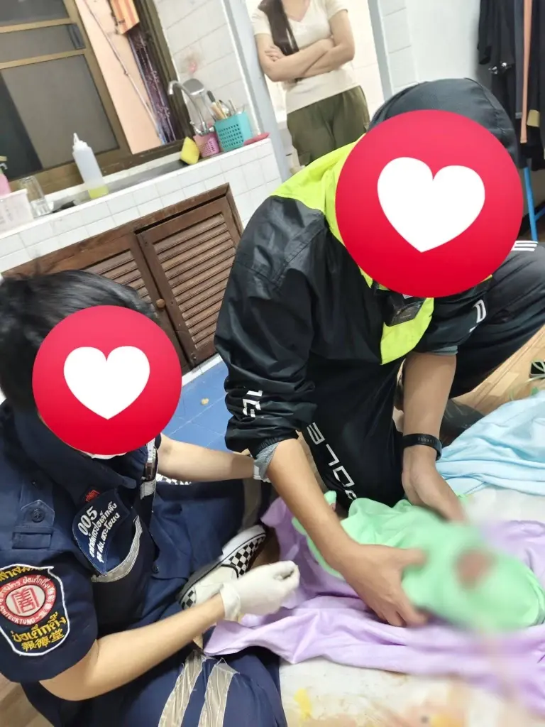แม่สุดอั้น น้ำคร่ำแตกคาบ้าน ลูกน้อยคลอดระทึก ก่อนปลอดภัยทั้งคู่