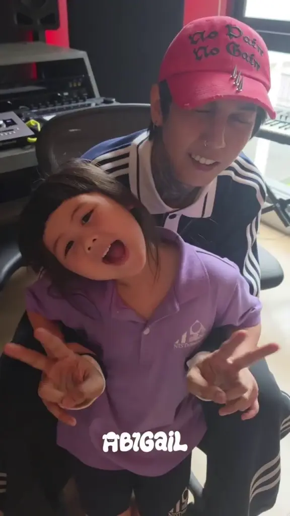 เบื้องหลัง นักร้องดัง นั่งแท่นโปรดิวเซอร์เพลง   "น้องแอบิเกล"
