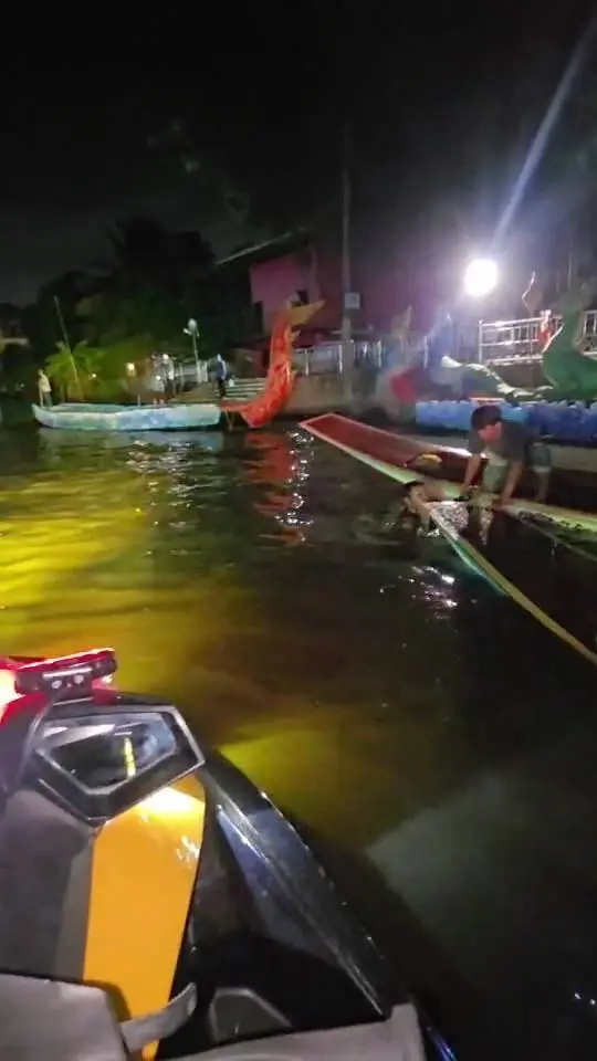 ระทึกงานรับบัวบางพลี! เรือชนสนั่นกลางคลอง เจ็บ 8 ราย เรือจม 1 ลำ