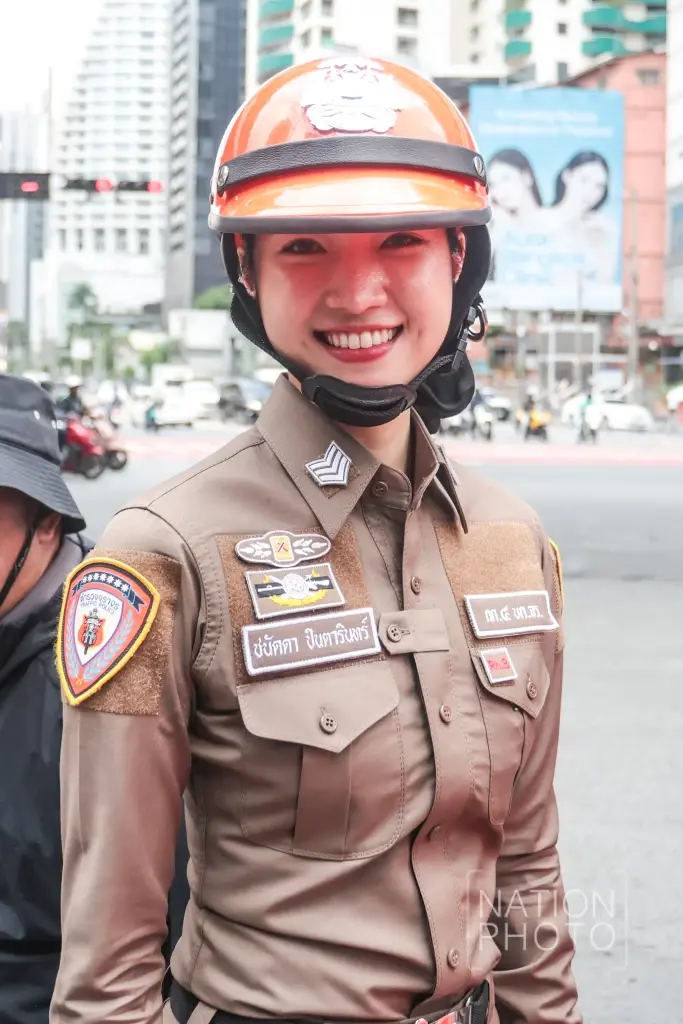 รู้จัก ส.ต.อ.หญิง ชนัดดา กองร้อยน้ำหวาน ปฏิบัติหน้าที่จราจรหญิง