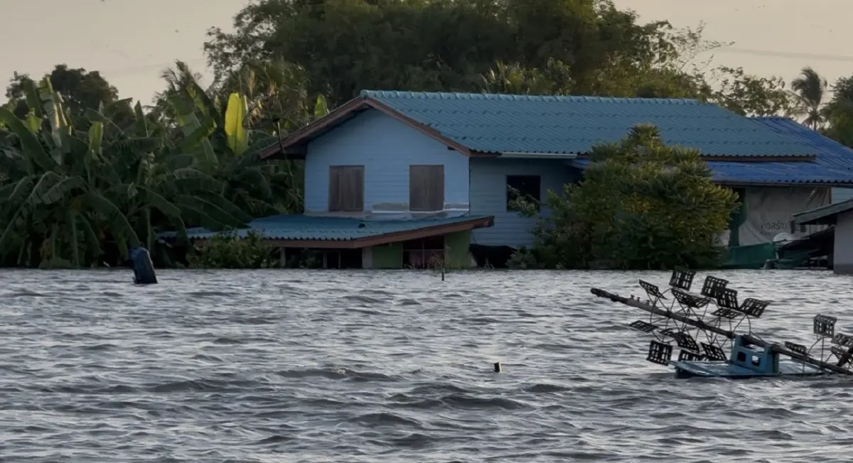 ฉะเชิงเทราอ่วม! บางคล้าน้ำท่วมจมมิดหลังคา ชาวบ้านน้ำตาคลอ