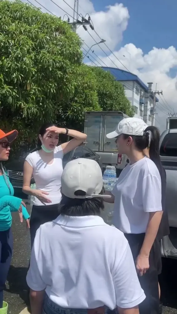 "กวาง เดอะเฟซ"   ลุยเคหะร่มเกล้า ส่งมอบเสบียงและยาช่วยผู้ประสบภัย
