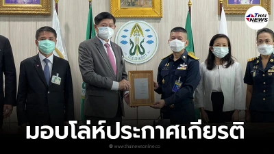 ส.ว.พีระศักดิ์ พร้อมคณะมอบโล่ห์ประกาศเกียรติให้ พลอากาศตรี อิทธพร คณะเจริญ