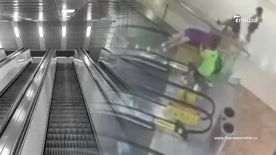 2 ด.ช.ปีนเล่นบันไดเลื่อนห้างดัง ก่อนเกิดเรื่องไม่คาดฝัน