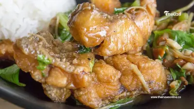 "ปลากะพงผัดขึ้นฉ่าย" สูตรเด็ด ทำง่าย อร่อยหอมฟุ้งไปทั่วบ้าน