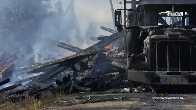 รถบรรทุกน้ำมันพุ่งชนรถบัส เสียชีวิต 13 ราย สภาพน่าสลด