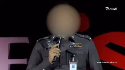 ว่อนคลิป เพจดังแฉ "บอสโปลิศ" แต่งเครื่องแบบเต็มยศ ขึ้นเวทีอวยดิไอคอนฉ่ำ