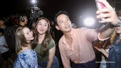 "พิธา"ลุยถนนคนเดินทุ่งศรีเมือง ขอคะแนนเสียงช่วยเลือกตั้งนายก อบจ.
