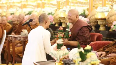 ภาพนาทีสำคัญ "อ.เบียร์ คนตื่นธรรม" เคลียร์ใจ "พระปีนเสา" ยุติศึกครั้งใหญ่