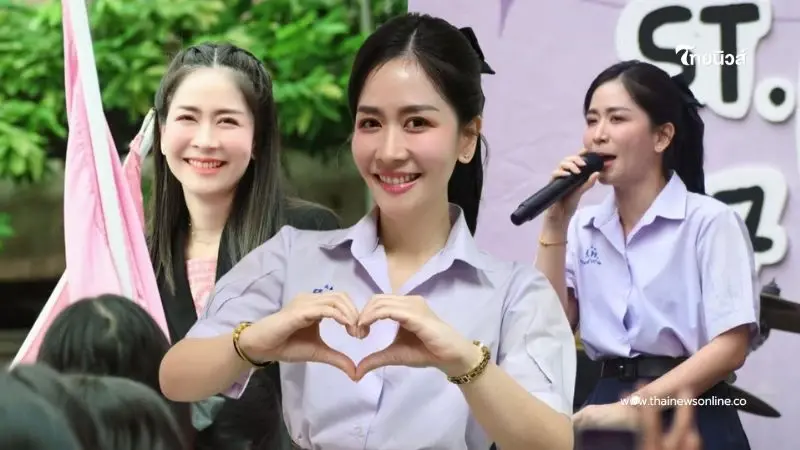 รู้จัก "ผอ.พีซ" คลิปไวรัล ผอ.คนสวย ร้องเพลงอำลานักเรียน ม.6 โปรไฟล์ไม่ธรรมดา รู้จัก "ผอ.พีซ" คลิปไวรัล ผอ.คนสวย ร้องเพลงอำลานักเรียน ม.6 โปรไฟล์ไม่ธรรมดา