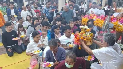 ศรัทธาแรงกล้า ขนหัวหมู 500 หัว แก้บน หลวงพ่อปลั่ง พร้อมลุ้นเลขเด็ด ศรัทธาแรงกล้า ขนหัวหมู 500 หัว แก้บน หลวงพ่อปลั่ง พร้อมลุ้นเลขเด็ด