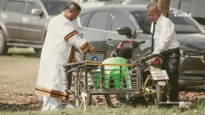 ภาพประทับใจ บัณฑิตหนุ่ม นำภาพคุณแม่ผู้ล่วงลับ ร่วมงานรับปริญญา