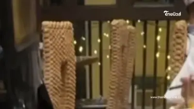 ลูกค้ากินข้าวในร้านอาหาร เงยหน้าขึ้นมาเจอเต็มๆ ไม่กินแล้วข้าว