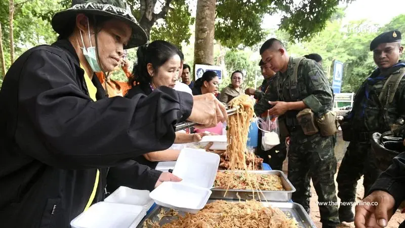 พ่อค้าส้มตำปิดร้าน ยกครัวเลี้ยงทหารชายแดนปราสาทตาเมือนธม พ่อค้าส้มตำปิดร้าน ยกครัวเลี้ยงทหารชายแดนปราสาทตาเมือนธม