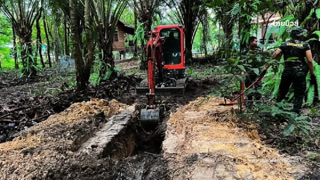 รับมอบรถขุดดินจากภาคเอกชน ใช้สร้างคูเลต-บังเกอร์-หลุมหลบภัย