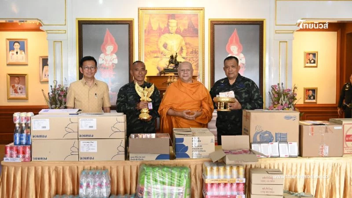 หลวงพ่อวราห์ มอบเงิน 1 ล้านบาท พร้อมด้วยวัตถุมงคลให้แก่ทหาร