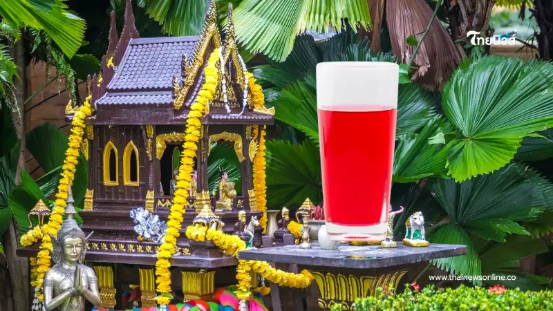 ทำไมต้องเอาน้ำแดงไหว้ศาลพระภูมิ? ความเชื่อและความหมายลึกซึ้ง