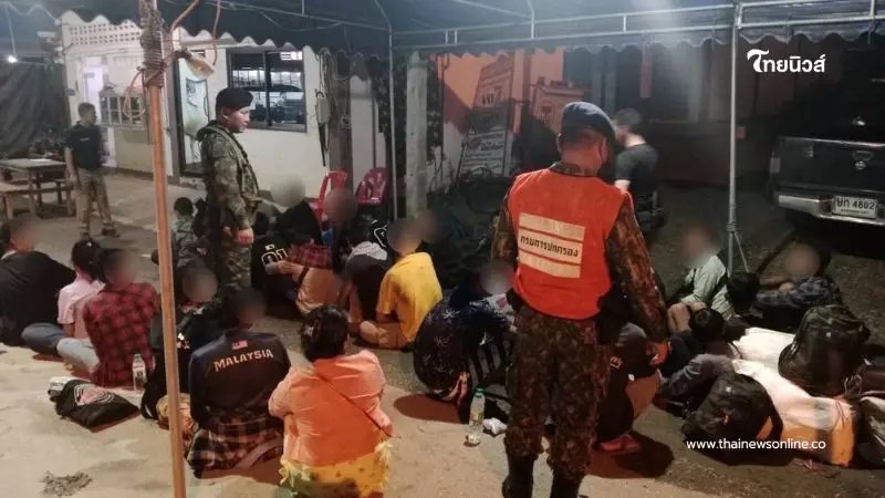 สกัดจับกระบะขนต่างด้าวเถื่อน 27 ชีวิต จ่ายค่าหัว 19,000 บาท สกัดจับกระบะขนต่างด้าวเถื่อน 27 ชีวิต จ่ายค่าหัว 19,000 บาท
