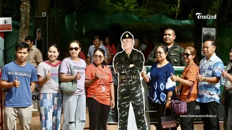 นักท่องเที่ยวร่วมถ่ายภาพกับ Standee "พล.ท.บุญสิน พาดกลาง"