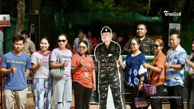 นักท่องเที่ยวร่วมถ่ายภาพกับ Standee "พล.ท.บุญสิน พาดกลาง"