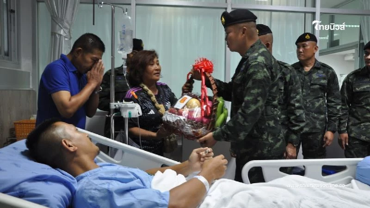 "แม่ทัพภาคที่ 2" เยี่ยมให้กำลังใจทหารที่ได้รับบาดเจ็บ "แม่ทัพภาคที่ 2" เยี่ยมให้กำลังใจทหารที่ได้รับบาดเจ็บ