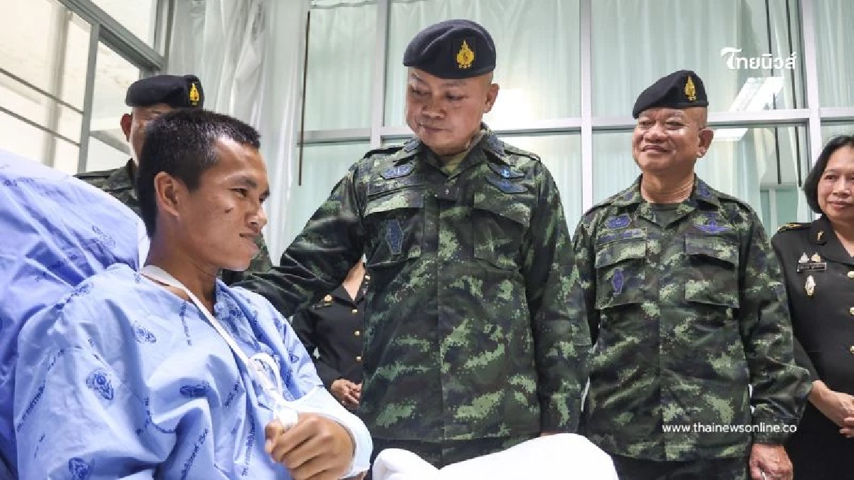 บิ๊กกุ้ง เยี่ยมให้กำลังใจทหารบาดเจ็บเหตุปะทะชายแดนไทย–กัมพูชา