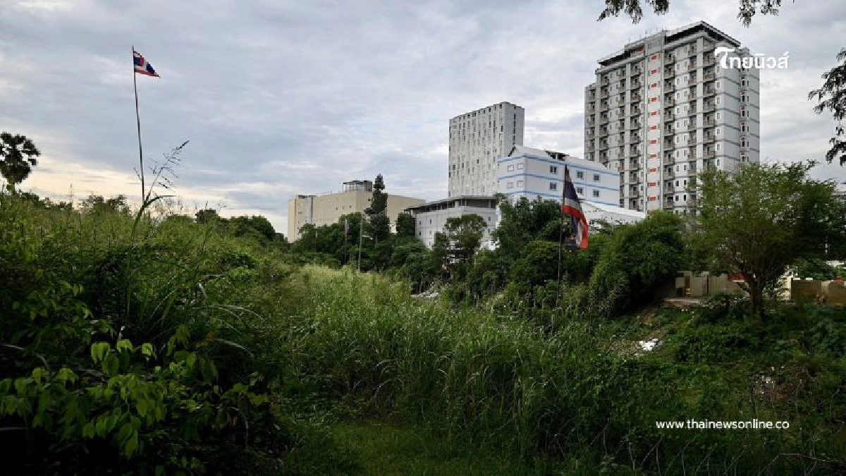 .กองทัพไทยเร่งสร้างรั้วถาวรตามแนวชายแดนไทย–กัมพูชา 10 กม..