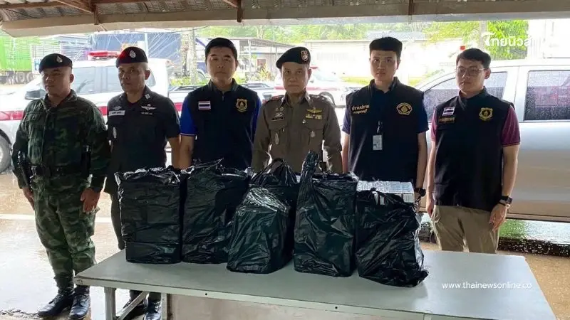 จับรถสิบล้อขนบุหรี่เถื่อน มูลค่าเปรียบเทียบปรับกว่า 2.5 ล้านบาท จับรถสิบล้อขนบุหรี่เถื่อน มูลค่าเปรียบเทียบปรับกว่า 2.5 ล้านบาท