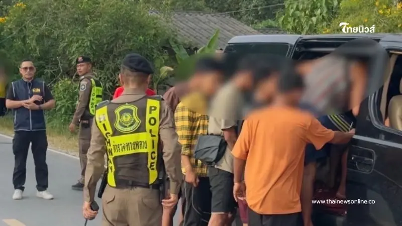 สกัดรถต้องสงสัย คนขับทิ้งรถกระโดดหนี ปล่อยรถพุ่งชนต้นไม้