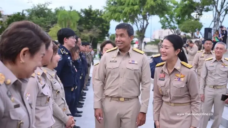 ธีรรัตน์ จับมือ ชัชชาติ ปล่อยแถวปฏิบัติการ "No Drugs No Dealers"