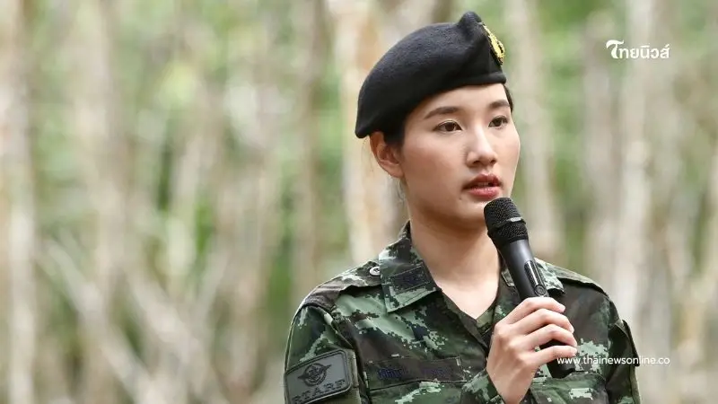 ผู้กองอะตอม ทหารหญิงแกร่งจากกองทัพไทย เผชิญหน้าทหารกัมพูชา