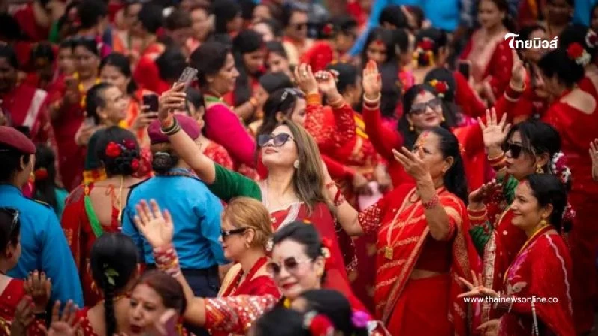 สีสันแห่งศรัทธา หญิงชาวเนปาลแต่งชุดแดงสดร่วมฉลองเทศกาล "ตีจ" สีสันแห่งศรัทธา หญิงชาวเนปาลแต่งชุดแดงสดร่วมฉลองเทศกาล "ตีจ"