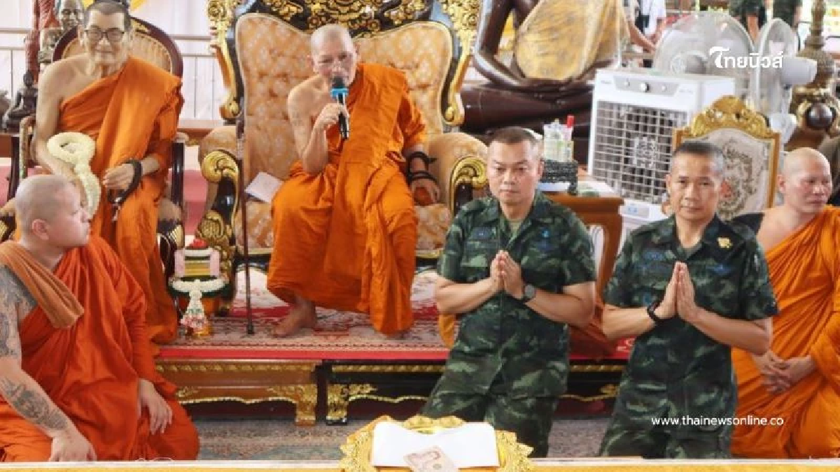 "แม่ทัพภาค 2" ทอดผ้าป่าต้นไม้ถวาย "หลวงปู่ศิลา" แห่ส่องเลขมงคล "แม่ทัพภาค 2" ทอดผ้าป่าต้นไม้ถวาย "หลวงปู่ศิลา" แห่ส่องเลขมงคล