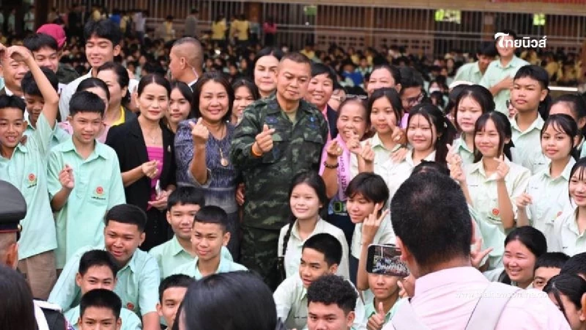 แม่ทัพภาคที่ 2 พบปะเยาวชนโรงเรียนกาฬสินธุ์พิทยาสรรพ์ แม่ทัพภาคที่ 2 พบปะเยาวชนโรงเรียนกาฬสินธุ์พิทยาสรรพ์