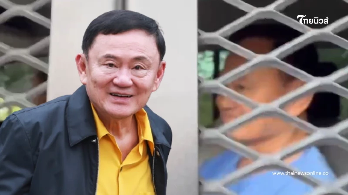 เปิดภาพ "ทักษิณ" สวมชุดนักโทษสีฟ้า นั่งอยู่ในรถตู้กรมราชทัณฑ์