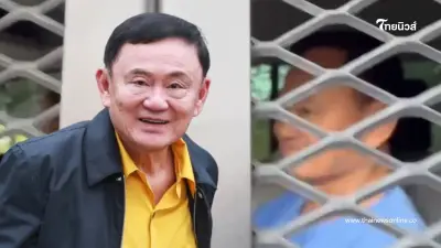 เปิดภาพ "ทักษิณ" สวมชุดนักโทษสีฟ้า นั่งอยู่ในรถตู้กรมราชทัณฑ์