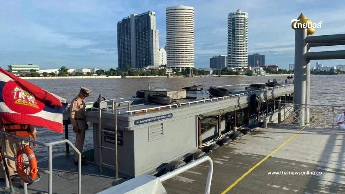 กองทัพเรือจัดเรือด่วน รับ-ส่งประชาชน หลังถนนยุบหน้า รพ.วชิระ