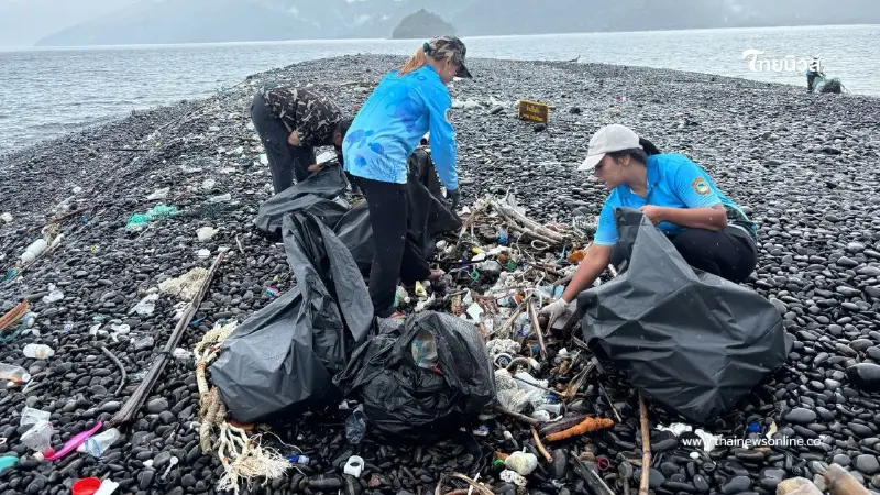 เจ้าหน้าที่อุทยานแห่งชาติตะรุเตา รวมพลังเก็บขยะมรสุม