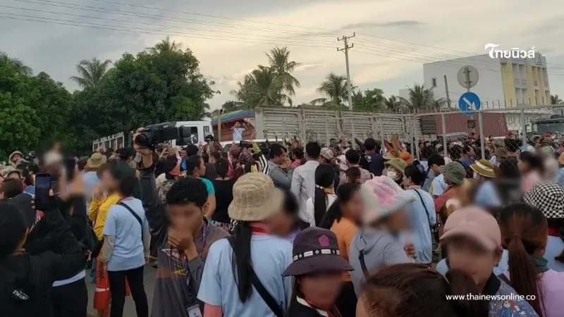 เดือดกลางถนน แรงงานเขมรประท้วง กดดันรัฐบาลแก้ปัญหาค่าแรง เดือดกลางถนน แรงงานเขมรประท้วง กดดันรัฐบาลแก้ปัญหาค่าแรง