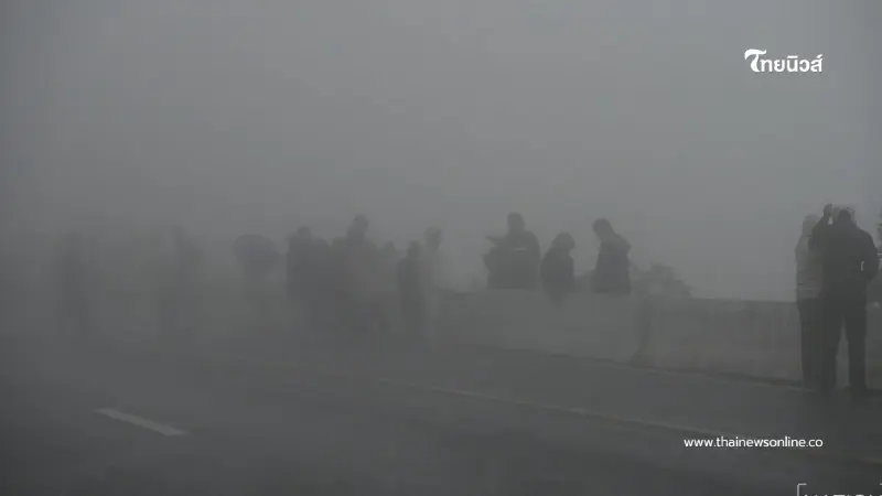 ดอยอินทนนท์หนาวจัด 11 องศา นทท.แห่สัมผัสอากาศเย็นรับฤดูหนาวแรก ดอยอินทนนท์หนาวจัด 11 องศา นทท.แห่สัมผัสอากาศเย็นรับฤดูหนาวแรก